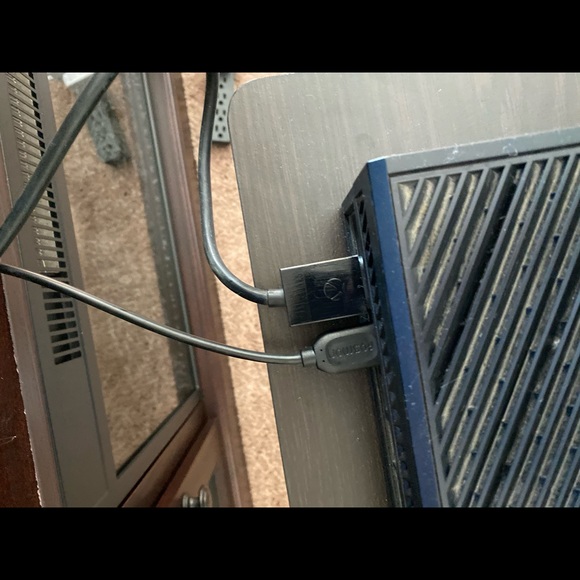 Xbox One 500GB 2 controllers, headset, recharge 🔋 - Picture 6 of 9